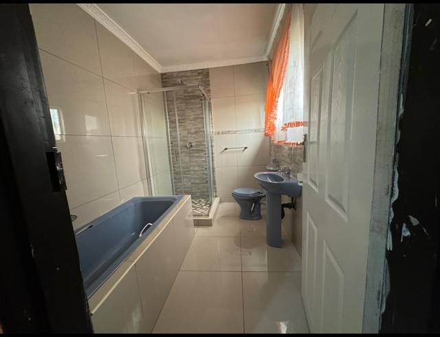 5 BEDROOM HOUSE FOR SALE IN MPOPHOMENI